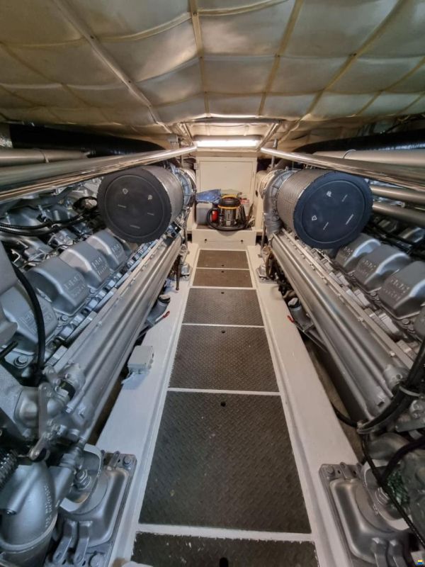 Pershing 76