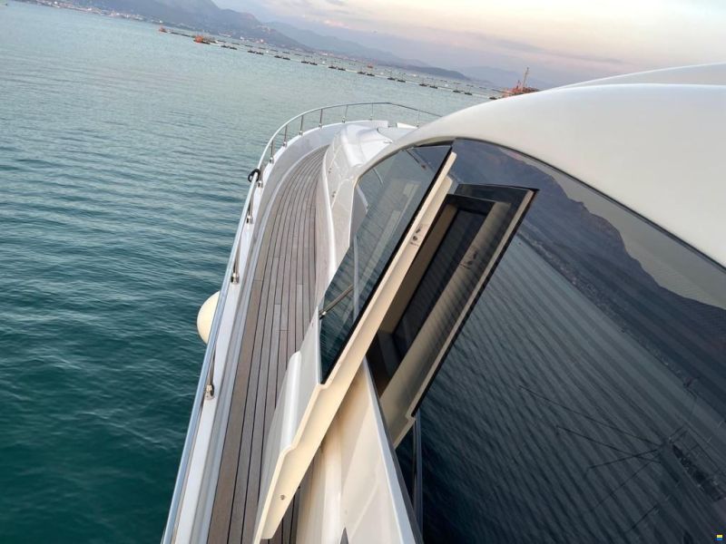 Pershing 76
