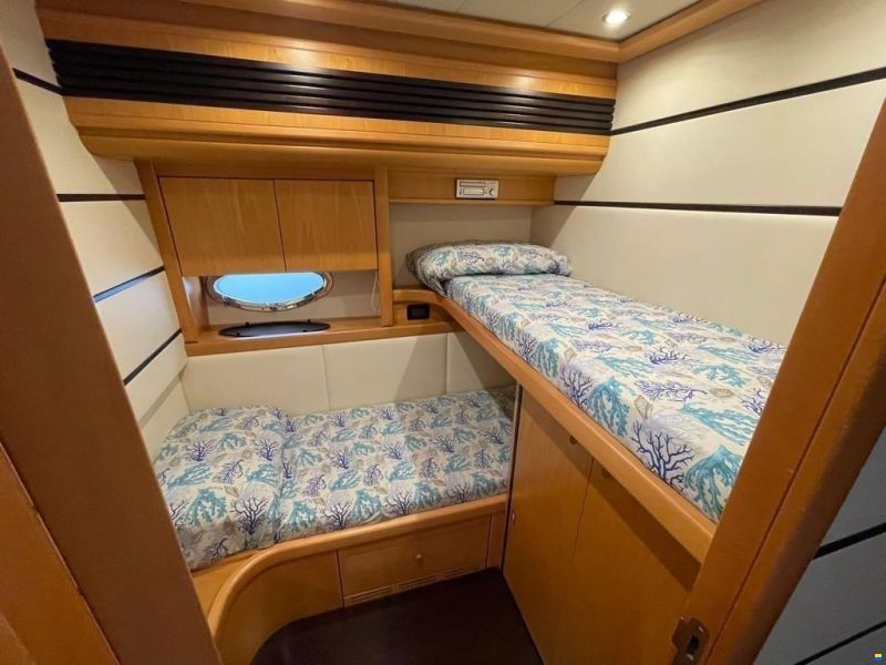 Pershing 76