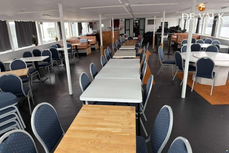 Floating restaurant