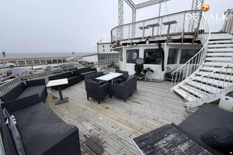 Floating restaurant