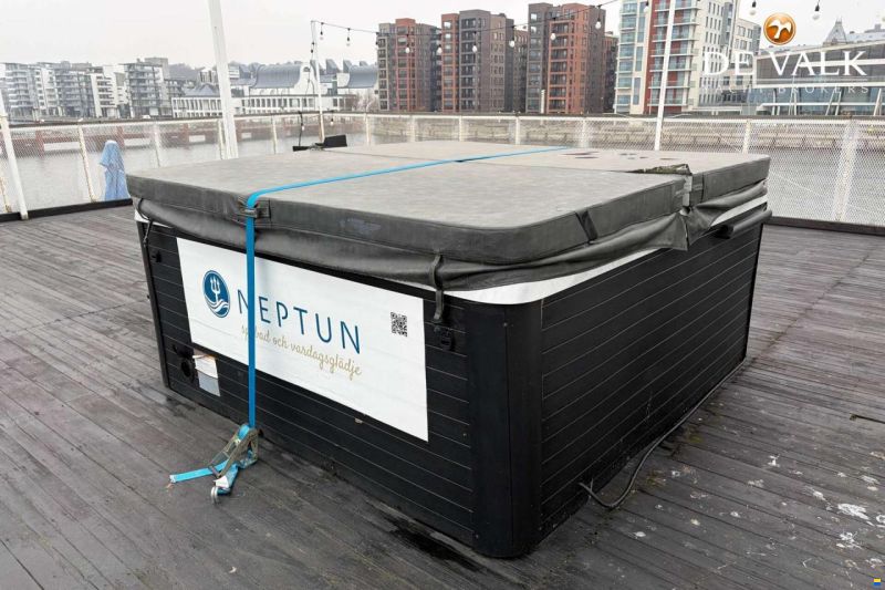 Floating restaurant