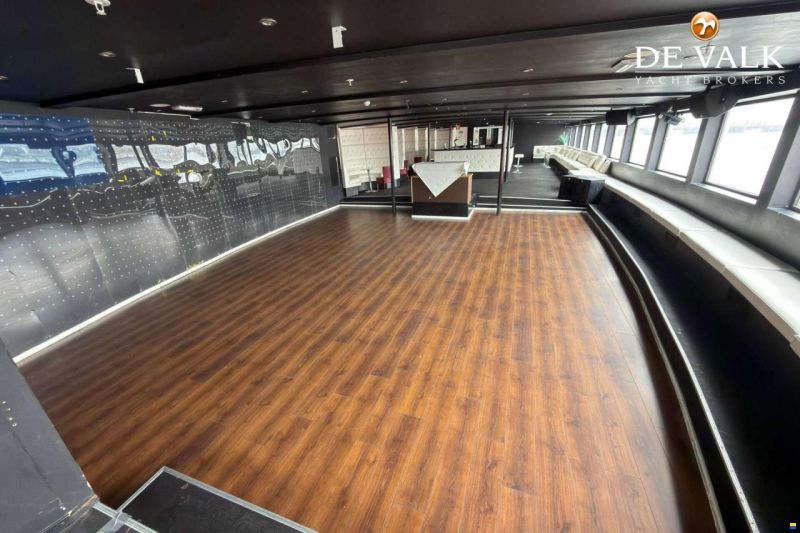 Floating restaurant