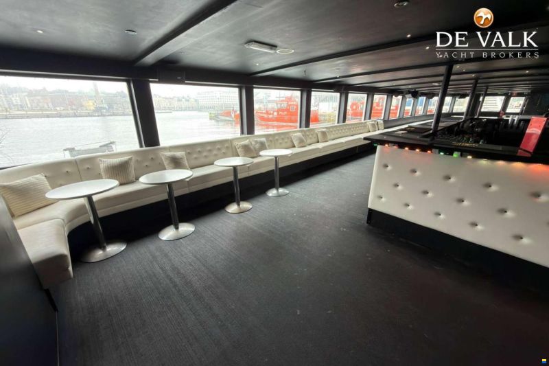 Floating restaurant