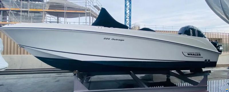 Boston Whaler 220 Outrage