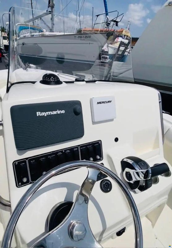 Boston Whaler 220 Outrage