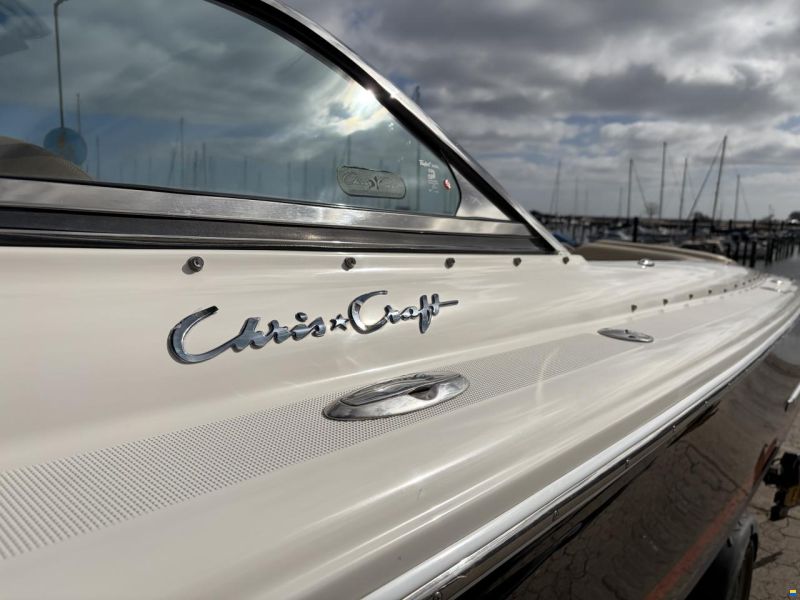 Chris Craft Launch 25 Day Cruiser
