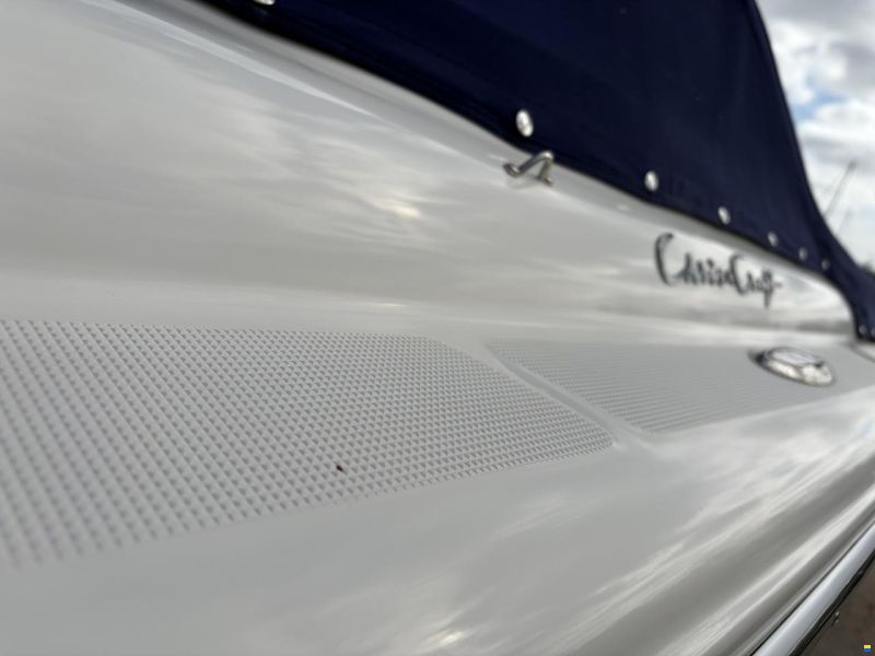 Chris Craft Launch 25 Day Cruiser