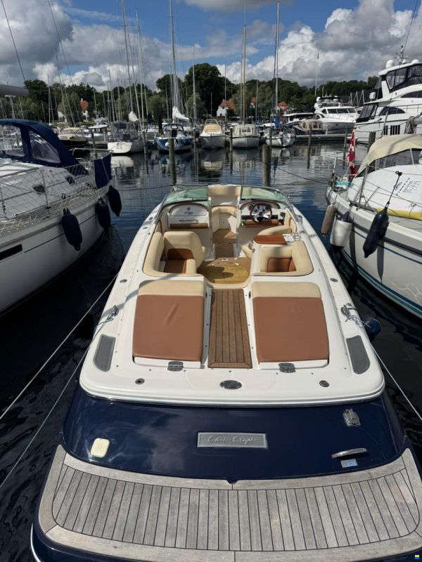 Chris Craft Launch 25 Day Cruiser