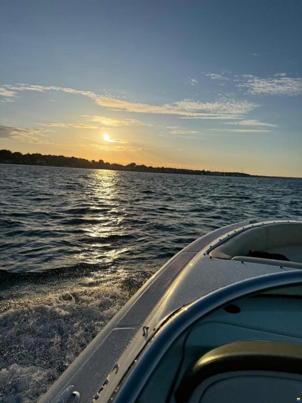 Chris Craft Launch 25 Day Cruiser
