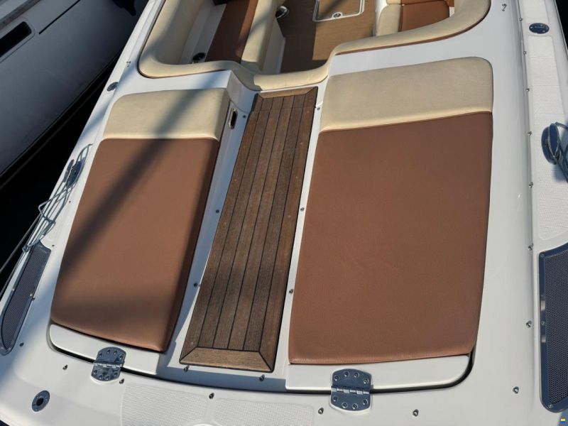 Chris Craft Launch 25 Day Cruiser