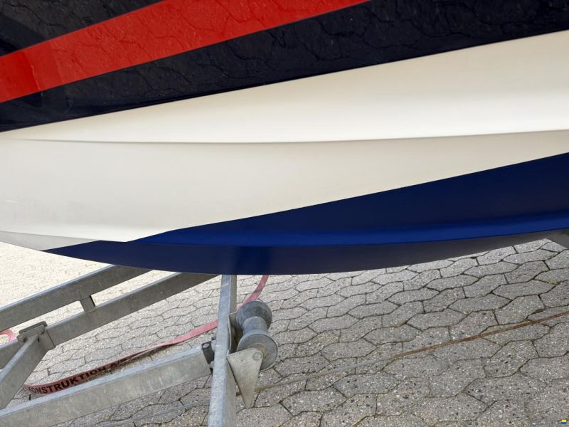 Chris Craft Launch 25 Day Cruiser