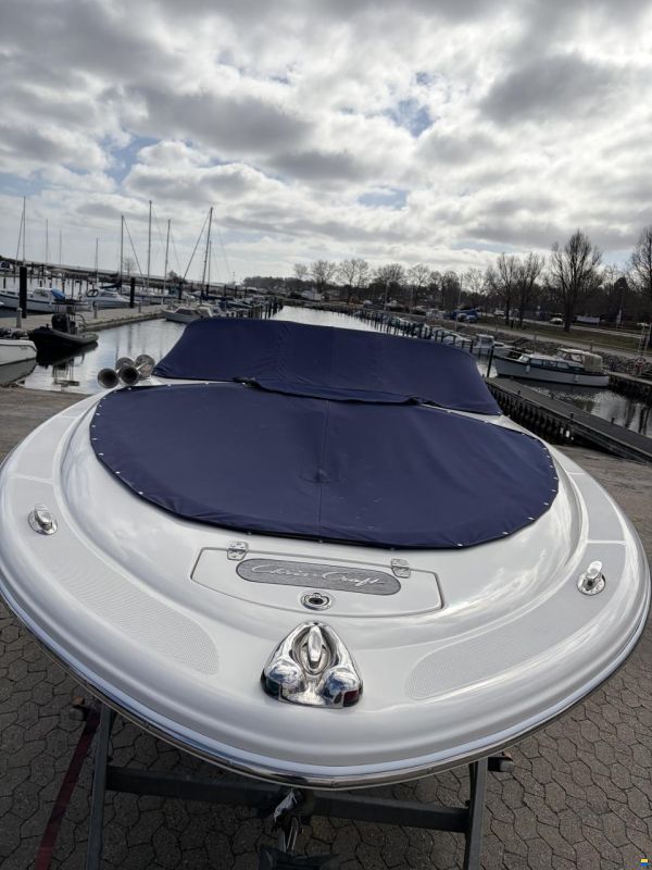 Chris Craft Launch 25 Day Cruiser