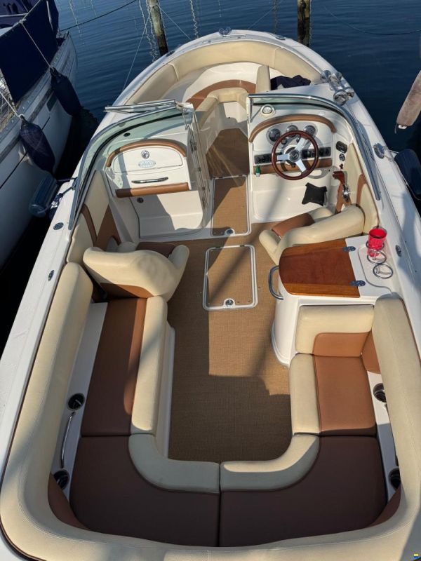 Chris Craft Launch 25 Day Cruiser