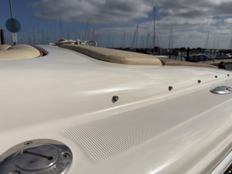 Chris Craft Launch 25 Day Cruiser