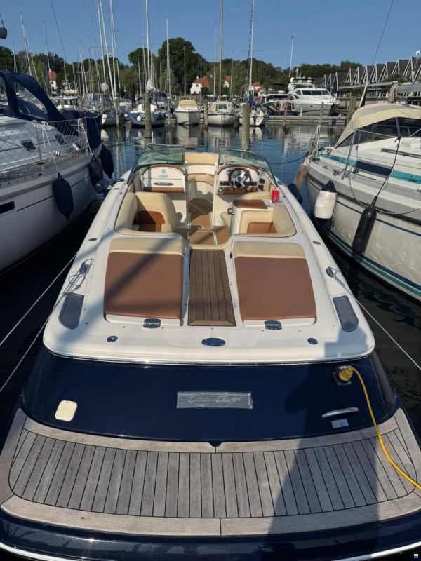 Chris Craft Launch 25 Day Cruiser