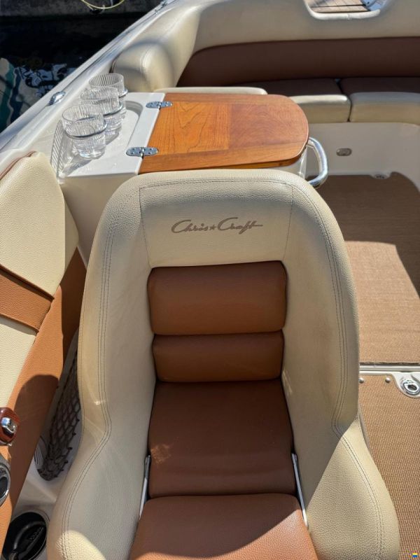Chris Craft Launch 25 Day Cruiser