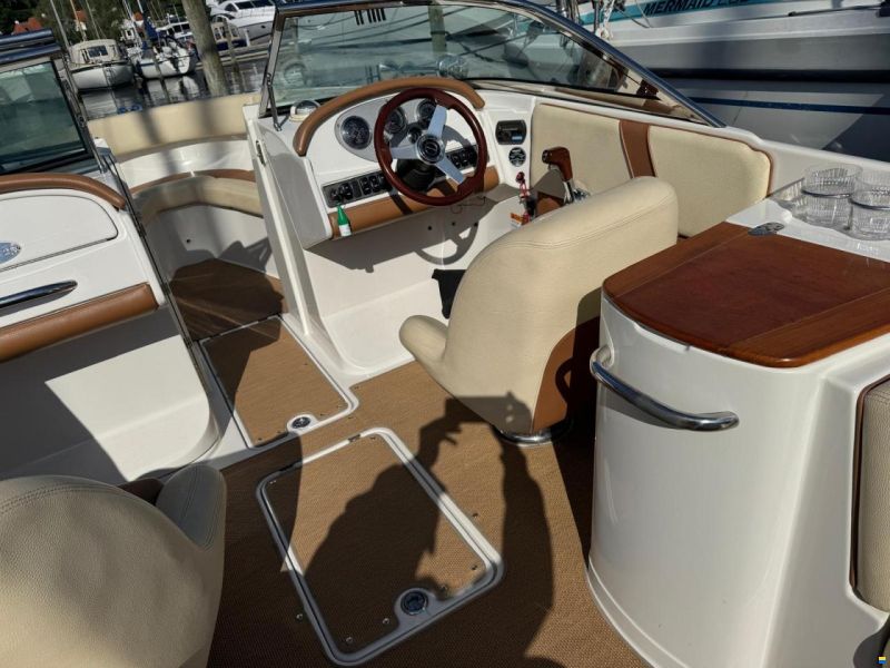 Chris Craft Launch 25 Day Cruiser