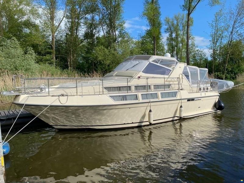 Coronet Commander 38`
