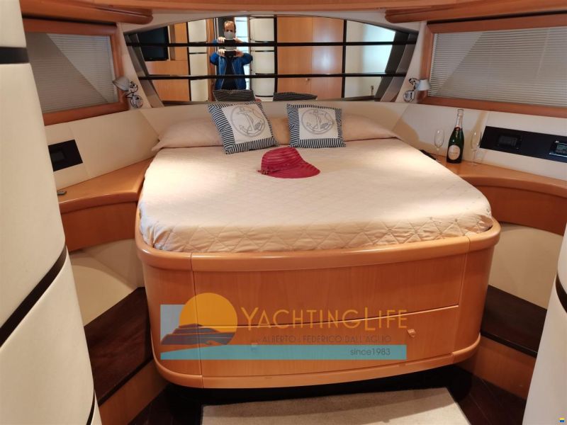 Pershing 76