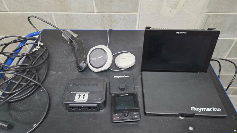 Raymarine Axiom+ 12 + RV 600W+EV200 AP