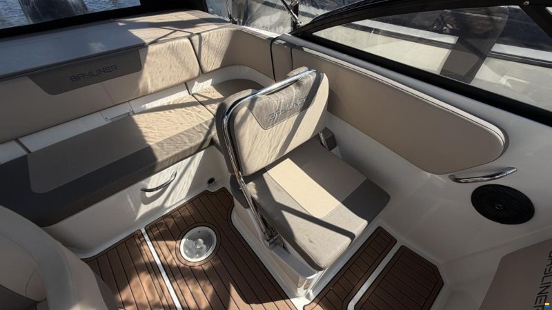 Bayliner VR5 Cuddy