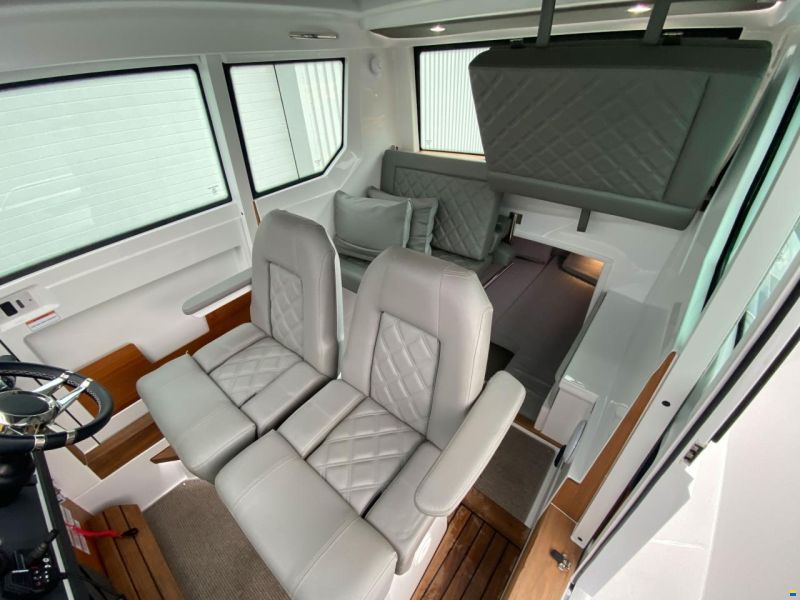 Axopar 28 Cabin