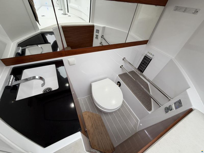 Axopar 28 Cabin