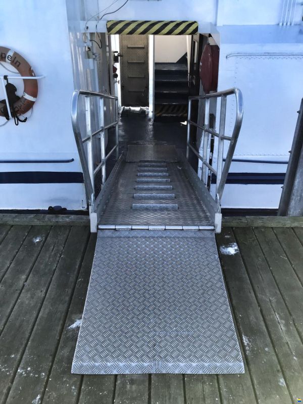 Fahrgastschiff / Hausboot