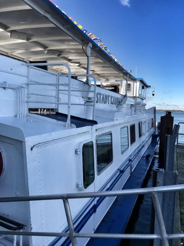 Fahrgastschiff / Hausboot