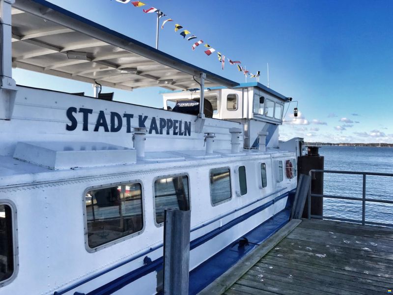 Fahrgastschiff / Hausboot