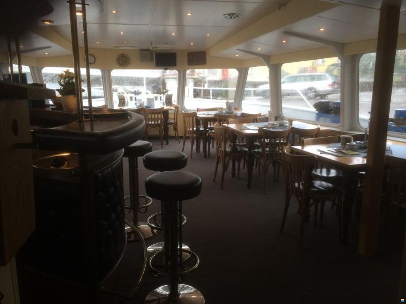 Fahrgastschiff / Hausboot