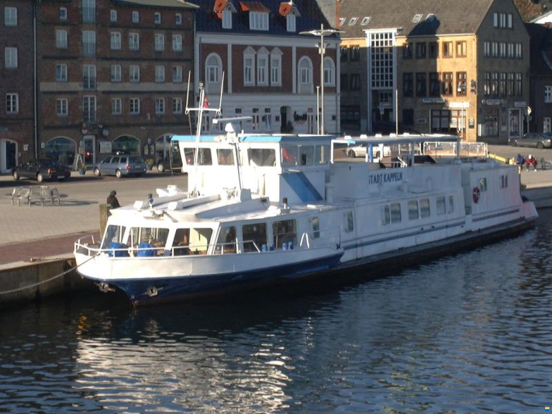 Fahrgastschiff / Hausboot