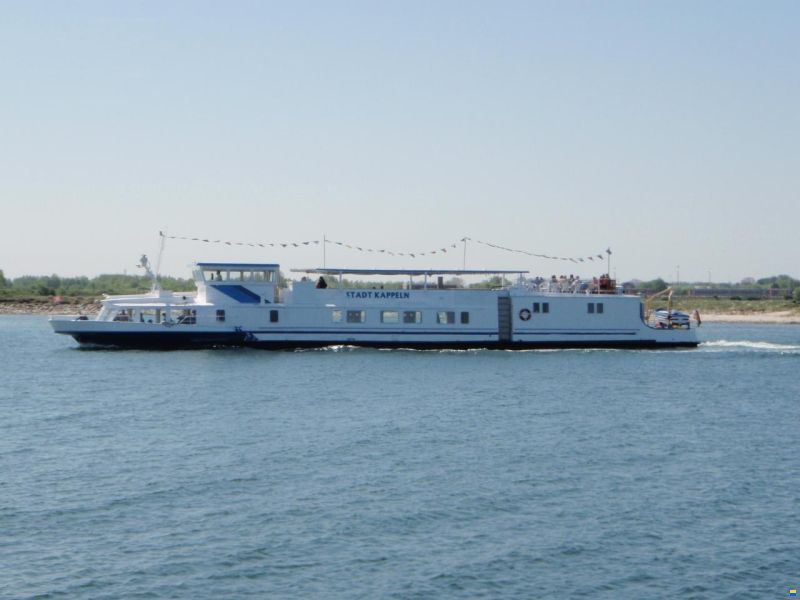 Fahrgastschiff / Hausboot