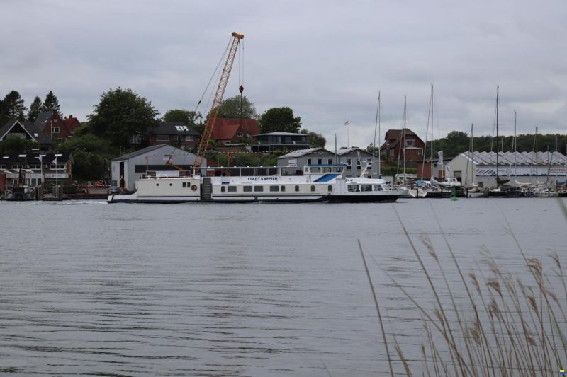 Fahrgastschiff / Hausboot