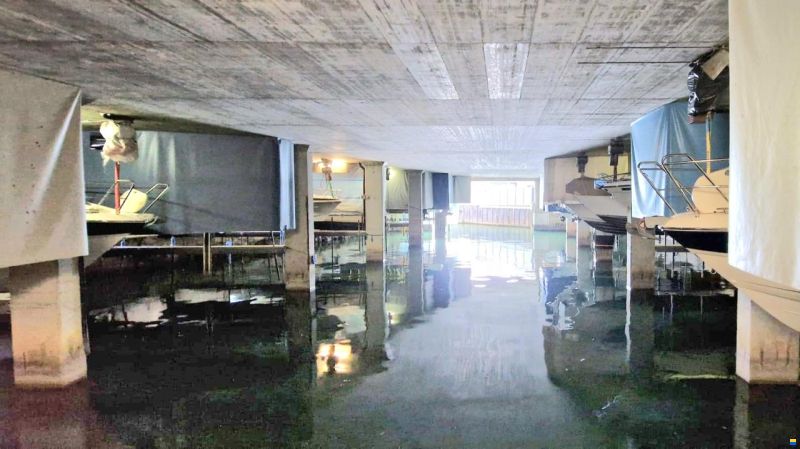 Bootsplatz mit Aufzug / Hallenplatz