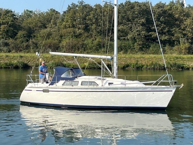Hunter Marine 30