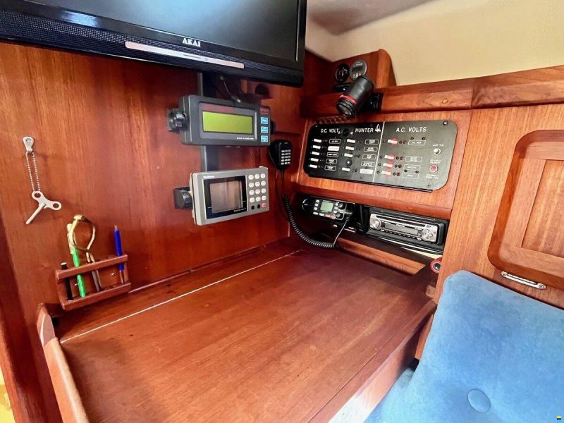 Hunter Marine 30