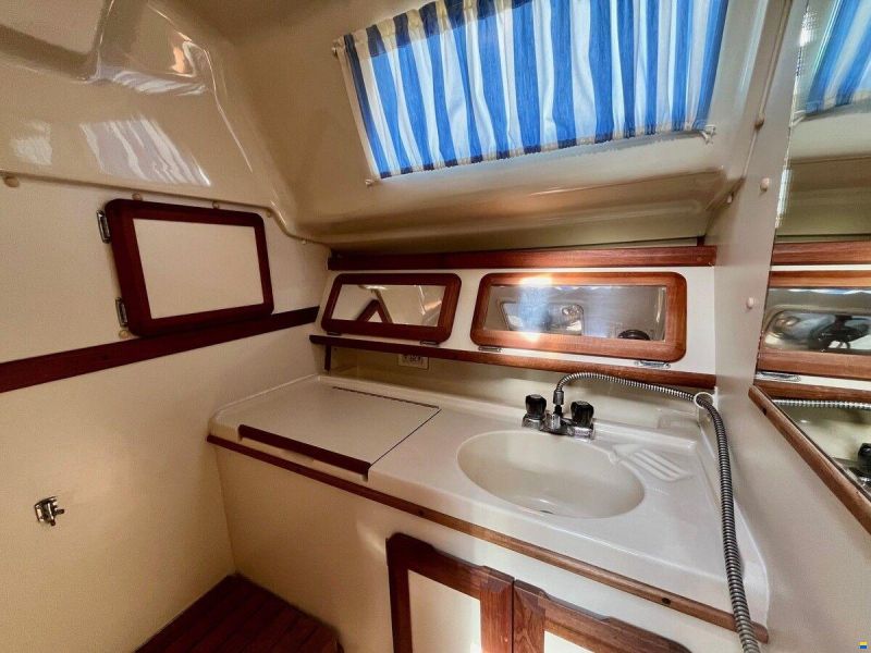 Hunter Marine 30