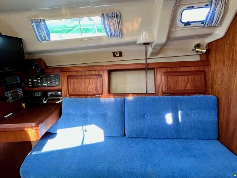 Hunter Marine 30