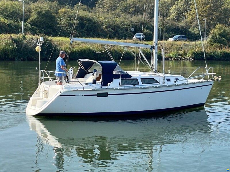 Hunter Marine 30