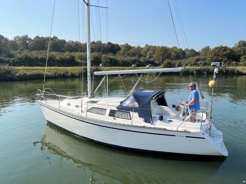 Hunter Marine 30