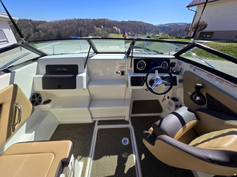 Sea Ray SunSport 230