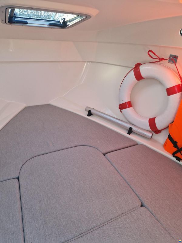 Quicksilver Activ 555 Cabin