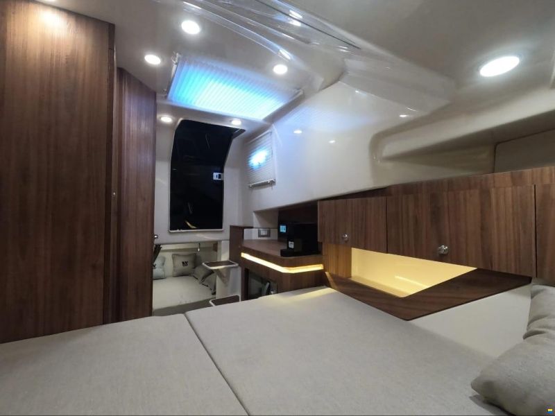 Manara Maxiline 40 Cabin