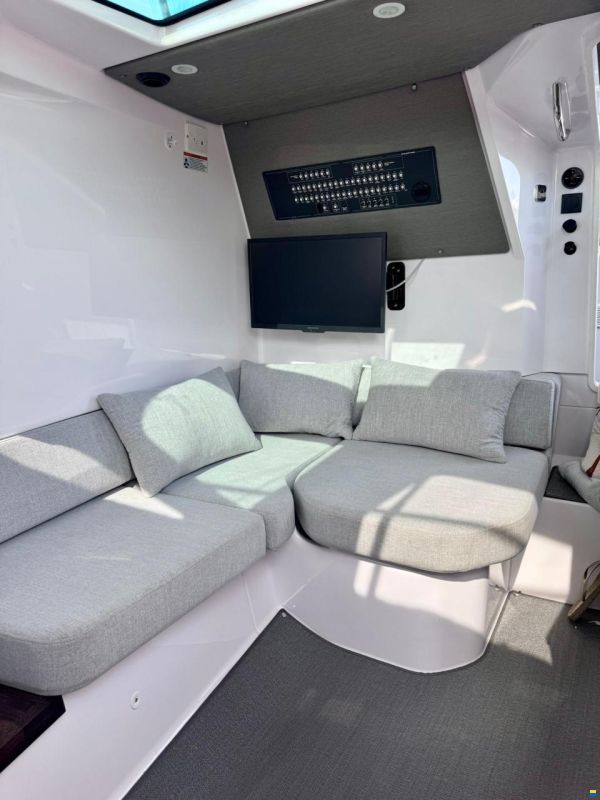 Axopar 37 Cross Cabin