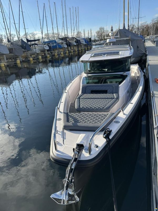 Axopar 37 Cross Cabin