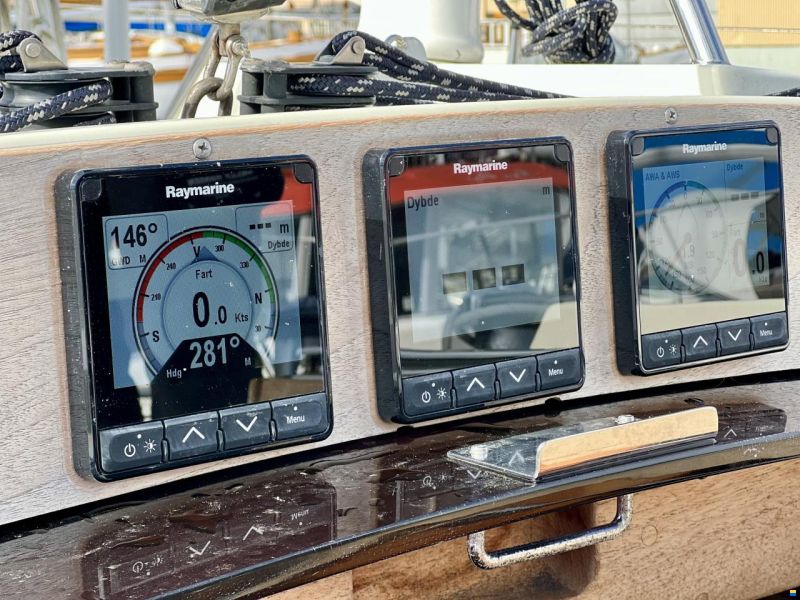 Sweden Yachts 390