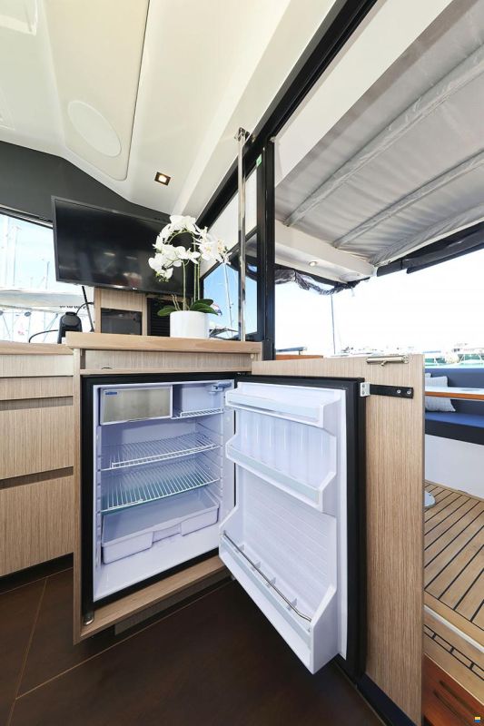Sealine C390