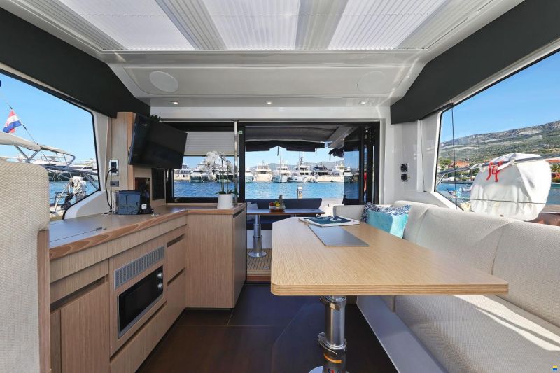 Sealine C390